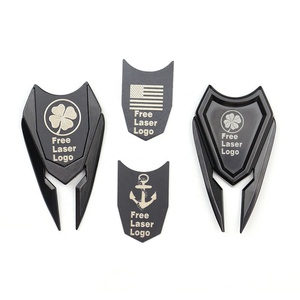 Outil de réparation de divots de golf 4-en-1 Fuzhou, avec clip en émail pliable, chaîne à billes électroplaquée, plume rose et fonction fidget spinner - Product Image 1