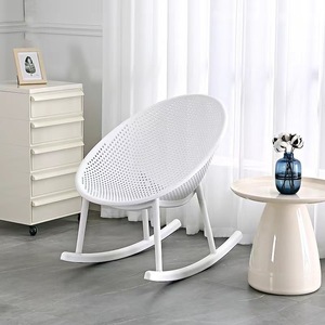 Sedia a dondolo in plastica ecologica impermeabile per sala da pranzo, design contemporaneo e semplice, con seduta cava per il relax - Product Image 4