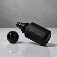Flacon vaporisateur de parfum minimaliste en verre dépoli noir avec capuchon sphérique brillant et logo doré imprimé, vide et rechargeable, 100 ml
