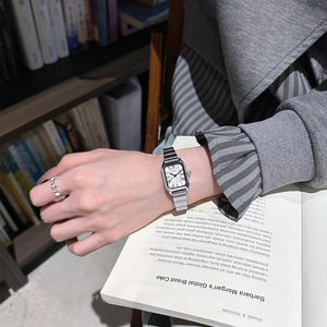 Reloj de pulsera vintage con esfera rectangular y correa de acero, minimalista y elegante para parejas, para mujer. - Product Image 1