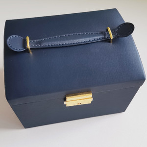 Caja de Joyería y Cosméticos Cody de Cuero Hecha a Mano - Lujosa y Moderna en Rojo/Azul/Blanco 23x16x15cm - Product Image 6