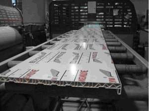 Machine à feuilles creuses PC en plastique/Ligne de production par extrusion de toit en nid d'abeille en <span class=keywords><strong>polycarbonate</strong></span> Machine de fabrication de feuilles creuses PC à 2 murs - Product Image 2