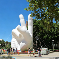 Main géante gonflable publicitaire personnalisée en forme de cœur pour événements, grand modèle publicitaire avec souffleur pour festival de musique