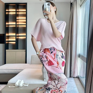 Set Camicia e Gonna per <span class=keywords><strong>Donna</strong></span> con Maniche a <span class=keywords><strong>Tre</strong></span> Quarti Plissettate, Vita Alta, Casual, Ampio, Snellente, Ringiovanente, con Stampa Caratteristica per Uso Quotidiano - Product Image 1