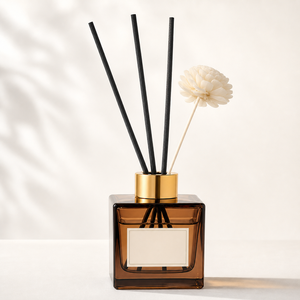 Diffuseur de parfum personnalisé en verre brun de 200 ml avec bâtonnets en rotin noir, huile parfumée et <span class=keywords><strong>neuf</strong></span> options de senteurs - Product Image 1