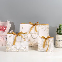 Sac en papier cadeau rose personnalisé haut de gamme avec poignée, sac d'emballage en papier blanc de luxe pour vêtements féminins, petites entreprises