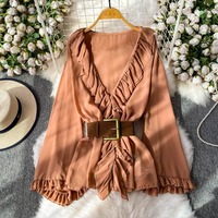 Chemisier en mousseline de soie transparente à volants couleur pêche, col en V profond, taille cintrée à nouer, manches longues, collection Printemps-Été 2026, vente en gros pour femmes
