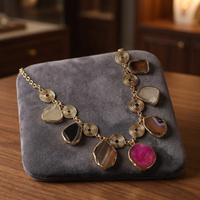 Collier bohème multicolore pour femmes, avec un design de bijoux artisanal, accessoire de mode tendance pour les soirées.