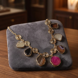 Collar bohemio multicolor para mujer con diseño de joyería artesanal, accesorio de moda moderno para fiestas. - Product Image 2