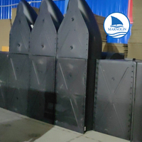 Plateforme flottante pour bateau en PE de couleur noire avec pont en WPC, ponton, quai, plateforme de marina