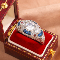 Bague de fiançailles de luxe victorienne en laiton plaqué platine à trois pierres, zircone cubique bleu royal et blanc, bijoux d'anniversaire antiques