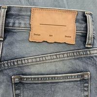 Étiquettes de vêtements en cuir écologique avec logo personnalisé, finition imprimée en relief ou débossée, couleur et forme personnalisées pour vêtements et sacs