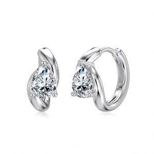 Boucles d'oreilles créoles clipsables Dylam au design tendance en argent 925 avec pierre de moissanite D VVS1 en forme de goutte d'eau géométrique pour femme - Product Image 1