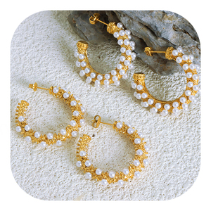 Boucles d'oreilles créoles en acier inoxydable plaqué or 18 carats avec perle CC, mode personnalisée pour femmes - Product Image 1