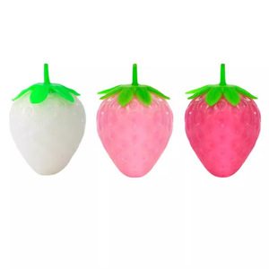 Nouveau jouet anti-stress fraise unique à couleurs changeantes, jouet à presser en plastique durable, motif fruit lumineux, idéal pour anniversaire, 8,5x5,7cm, mignon - Product Image 4