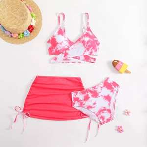 Ensemble <span class=keywords><strong>de</strong></span> <span class=keywords><strong>maillot</strong></span> <span class=keywords><strong>de</strong></span> <span class=keywords><strong>bain</strong></span> <span class=keywords><strong>de</strong></span> plage 3 pièces pour enfants - Haut <span class=keywords><strong>de</strong></span> bikini imprimé marbré/tie-dye, bas et jupe portefeuille élégante - Product Image 3