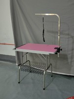 Table de toilettage pliable pour animaux de compagnie avec plateau antidérapant, table de beauté portable pour chien avec bras réglable et panier en maille