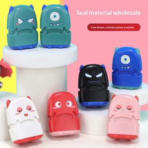 Matériel <span class=keywords><strong>de</strong></span> tamponnage en plastique pour enfants, photosensible, pour nom, motif dessin animé petit monstre, pour l'admission à la maternelle, vêtements mignons, vente en gros - Product Image 1