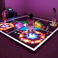 Salle de jeux interactive Pixel Arena : une expérience familiale avec mouvement et technologie, activant le jeu sur le sol LED