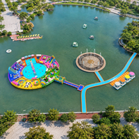 Île de loisirs gonflable personnalisée avec passerelles flottantes, sièges ombragés et zone aquatique pour enfants pour projets d'attractions lacustres