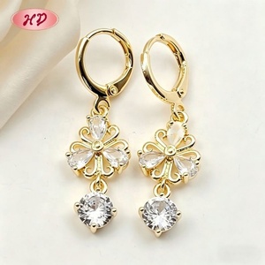 Pendientes de Aro con Flores en Aleación Chapada en Oro de 18K, Cristales Multicolor de Zirconia, Diseño Floral Delicado y Moderno - Product Image 4