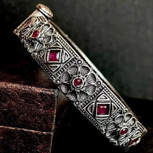 Elegante brazalete fino de metal oxidado para mujer con intrincado tallado floral - Product Image 1