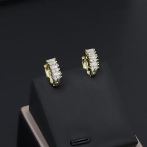 Boucles d'oreilles Huggie en or plaqué 14 carats, design JXX, géométriques, avec zircon, pour femmes, bijoux tendance pour cadeaux - Product Image 3