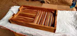 Bandeja de madera de aspecto lujoso para uso doméstico y en la cocina, ligera, elegante y funcional para el día a día, disponible para la venta. - Product Image 5