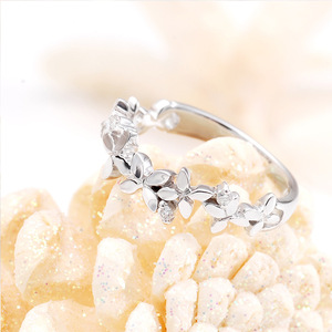 Anello con Indice Floreale per Donne, Gioiello da Dito Minimalista ed Elegante - Product Image 6