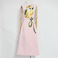 CA2063 Nouvelle Collection Été Robe Débardeur Col Rond Taille Haute Coupe Trapèze Longueur Midi Tendance Élégance Française Broderie Florale Décontractée