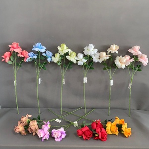 LE-435 Ingrosso 3 Teste di Rose Rosse Artificiali in Seta 63cm, Fiori Finti Realistici per Matrimoni, San Valentino, Composizioni Floreali - Product Image 4