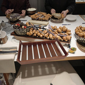 Plateau à thé en bois durable fabriqué à la main de conception classique élégant lave-vaisselle et micro-ondes pour la maison et le café - Product Image 2