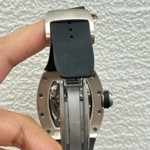 Reloj mecánico para hombre más vendido en 2026 con caja en forma de barril hecha de titanio de alta calidad, esfera hueca y correa de caucho - Product Image 5