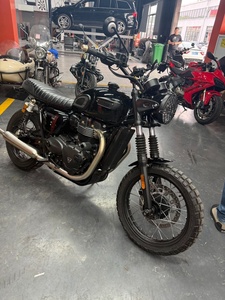 Motocicleta Usada de Segunda Mano, Marca Británica T100 Negra, Modelo 2023, 10500 km, Marca T100, Calidad Premium de una Reconocida Marca Británica - Product Image 1