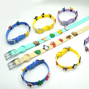 <span class=keywords><strong>Collar</strong></span> de perro con logotipo personalizado con hebilla de aleación de Zinc cromado a prueba de herrumbre <span class=keywords><strong>Collar</strong></span> de Mascota de PVC resistente al agua encantos lindos de lujo DIY Moodies - Product Image 1