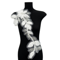 Applique brodée florale blanche perlée avec sequins sur tulle pour robes de mariée, robes de cérémonie et décoration de vêtements