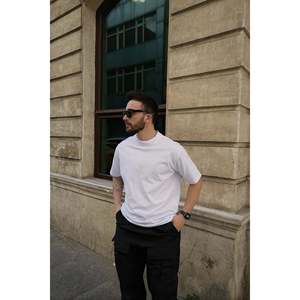 Camiseta Básica Blanca de Corte Ajustado, 180g, Tejido Transpirable y Antiarrugas, Camiseta Lisa para Impresión Serigráfica y Diseño Personalizado - Product Image 2