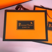Boîte cadeau pliable magnétique de luxe orange avec logo personnalisé, boîte d'emballage rigide en carton pliable avec poignée en ruban