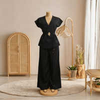 Ensemble de costume rose pour femme, idéal pour les mariages ou les soirées, avec des décorations de boutons formels pour un style professionnel féminin