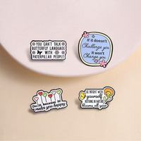 Ingrosso Spille in Metallo con Lettere, Citazioni in Inglese, Smalto Morbido, Design Cartoon, Logo, Distintivi da Bavero per Cappelli e Abbigliamento