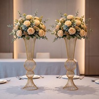 Vase de mariage haut en métal doré, support à fleurs en métal multi-sections avec design taille cintrée pour décoration de centre de table de mariage