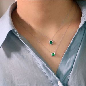 Collar con Colgante Cuadrado de Oro Puro de 18K, Resistente al Agua, con Esmeralda Natural Verde de 0.40ct y Diamante Natural de 0.15ct, Marca Xinfly - Product Image 2