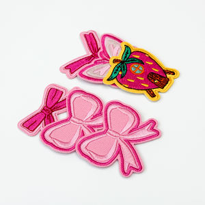 Prix d'usine OEM ODM Patchs en feutre brodés faits à la main à coller au fer pour sacs - Product Image 5