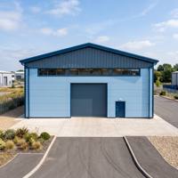 Structure de charpente en acier préfabriquée sur mesure, robuste, pour entrepôt, avec conception personnalisée et installation rapide sur site