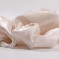 Tissu en satin de soie 100% polyester teint en plusieurs couleurs blanc vert bleu personnalisable en stock pour la literie