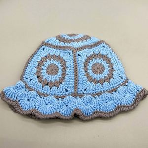 Sombrero de Pescador de Ganchillo Floral Hecho a Mano, Gorro de Invierno Tejido para Mujer - Product Image 4