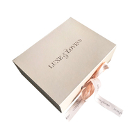 Boîte-cadeau en carton pliable blanche de luxe personnalisée avec ruban magnétique de logo de tampon à chaud en relief pour robe de soirée en papier de première qualité