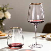 Ensemble de verrerie en cristal sans plomb à bord doré, style nordique de luxe, avec verres à vin à nervures verticales longues et verres à cocktail flûte transparents angulaires