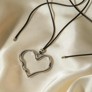 Collar Ajustable de Acero Inoxidable y Oro de 18k con Corazón Grande y Cordón Negro de Alta Calidad - Product Image 6