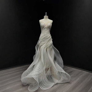 Vestido de Novia de Lujo Moderno NT48 con Escote Corazón, Encaje Floral, Apliques de Cristal y Volantes Estilo Sirena - Product Image 1